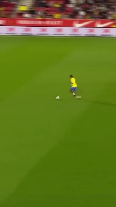 45歲還開(kāi)掛！小羅再現(xiàn)牛尾巴過(guò)人，微笑單挑門(mén)將輕松打進(jìn)